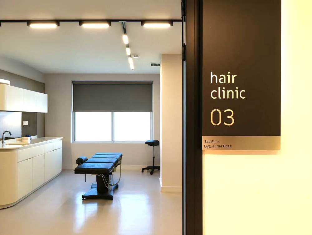 Operační sál kliniky OTEK Hair Clinic v Antalyi určený pro transplantaci vlasů