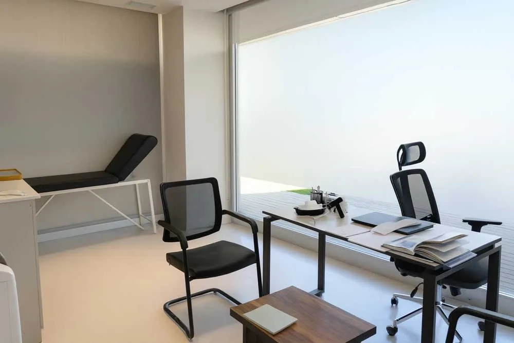 Vyšetřovna kliniky OTEK Hair Clinic v Antalyi pro konzultaci před transplantací vlasů